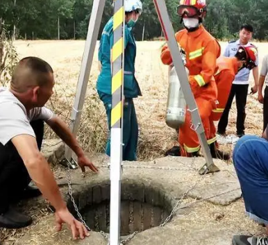 炎熱夏季，男子被困30米深井，消防員用救援支架實施救援